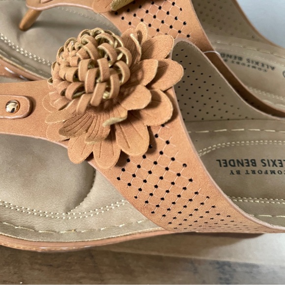 NEW Alexis Bendel Women's Mid-Heel Comfort Flower Thong Wedge tan - Picture 5 of 10